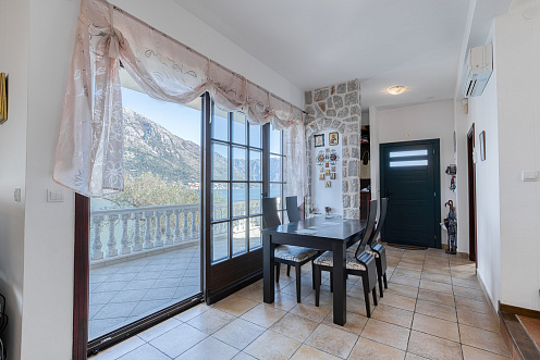 Prächtige Villa mit Kamin in erster Reihe mit Blick auf die Bucht von Kotor